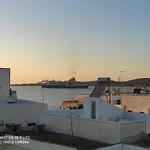 Hébergement de vacances White Cycladic Town House With Sea Vew *
