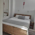 White Cycladic Town House With Sea Vew Hébergement de vacances